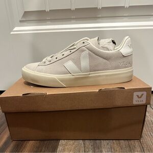 NIB Veja Campo neutral sneaker Size 39